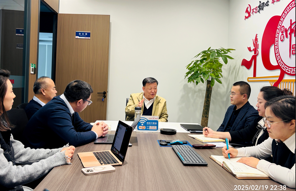 奧克股份董事長朱建民蒞臨上海奧克指導(dǎo)工作